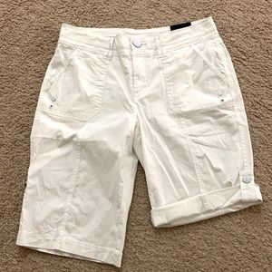 Convertible leg , mid rise  capri short